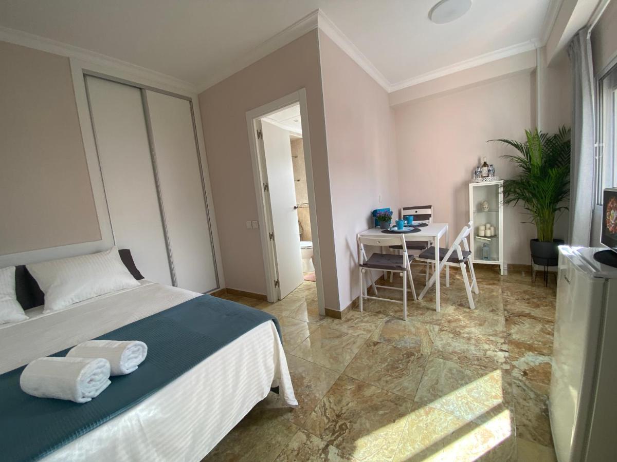 Cozy Studio Centr ตอร์เรโมลิโนส ภายนอก รูปภาพ